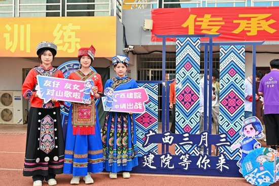 民族服饰体验活动。伍梓萱摄