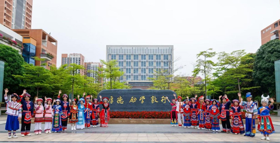 民族服饰体验活动。甘海龙摄