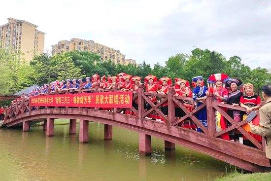 钦州市老年大学师生开展“相约三月三-银龄绽芳华”民歌大联唱活动。梁龙摄