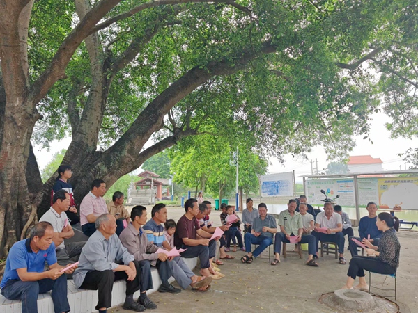 图为乡风文明志愿者在榕树课堂宣讲。宾阳县委宣传部供图