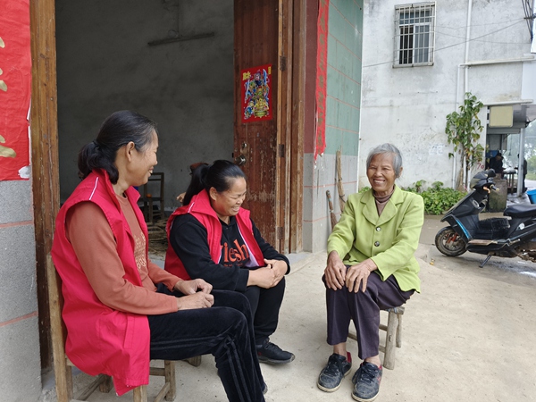 图为“闹家常”志愿服务队到老人家里与老人谈心闹家常。宾阳县委宣传部供图