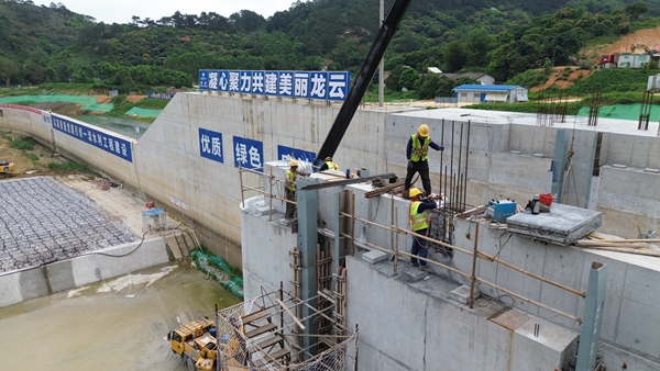 蟠龙水库在建的泄水闸，工人正在加紧施工。