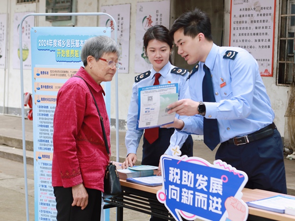 图为柳州市柳北区税务局开展税费政策宣讲活动，聚焦群众关心关注的涉税费事项，答疑解惑，获得社区群众连连好评。杨胜朋摄