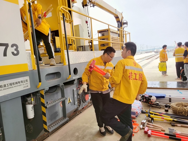 該段人員正在進行工機具裝運。韋鎮偉攝