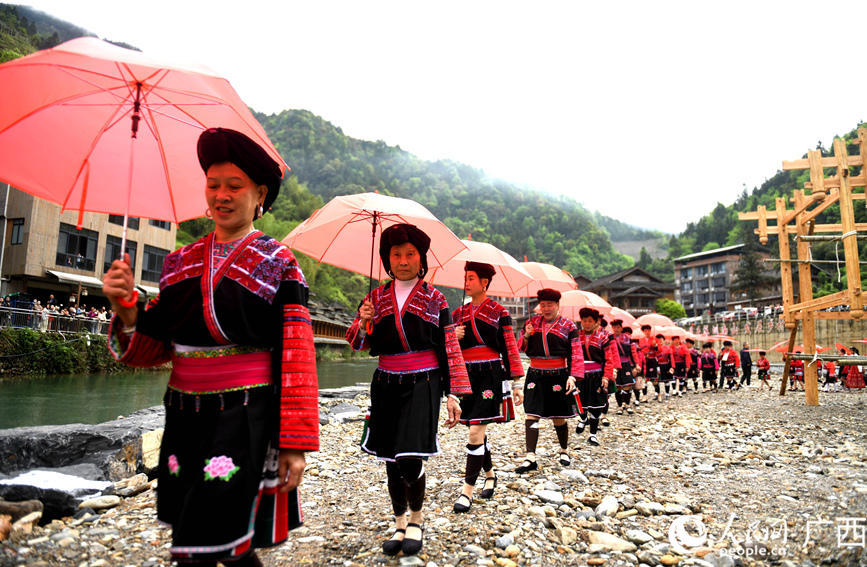瑶族妇女在参加民俗巡游活动。人民网记者 陈燕摄