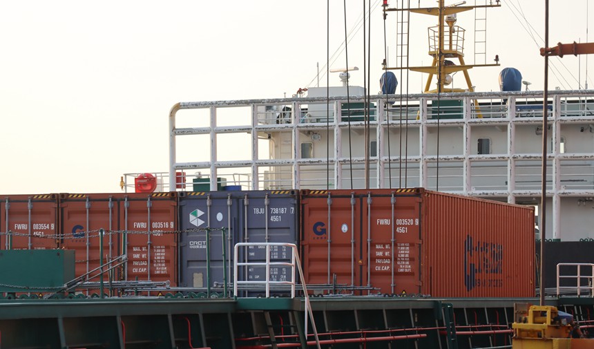 3月11日，84標箱卷鋼貨物在欽州港碼頭完成裝船，通過“兩灣快航”發運至廣東地區。