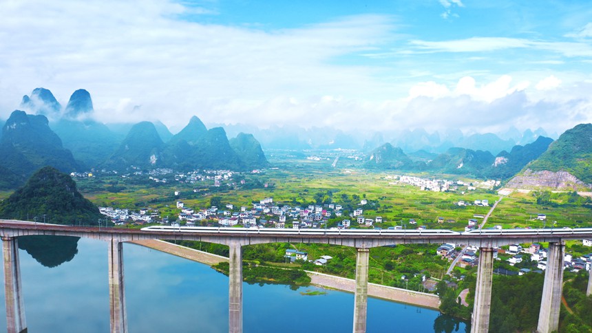动车驶过贵广高铁桂林至阳朔区间的幸福源水库双线特大桥。