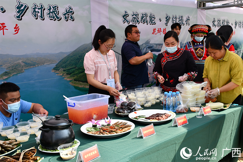 “天赐好物”高山生态康养美食品鉴展位。人民网 冯肖慧摄