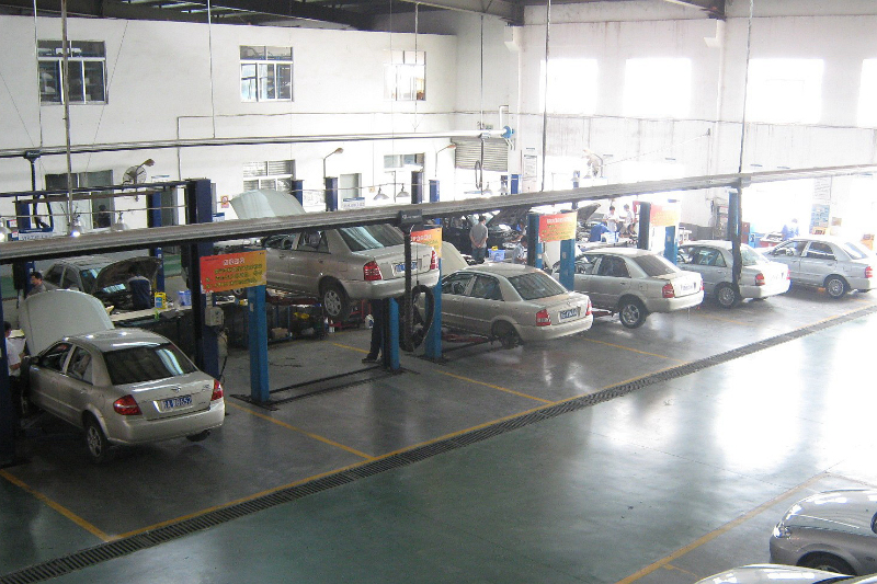 2008年的汽车维修车间。广西桂物机电集团有限公司供图