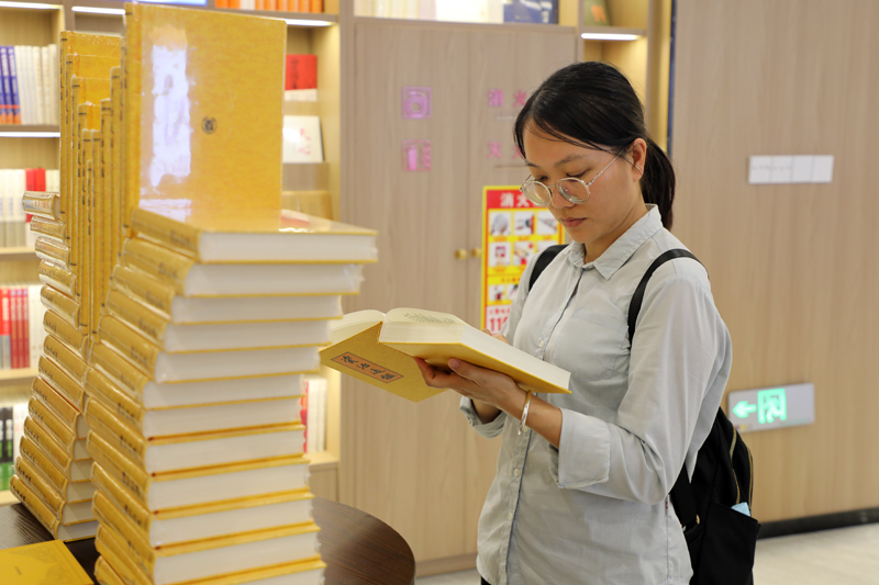群眾在龍州縣新華書店閱讀。