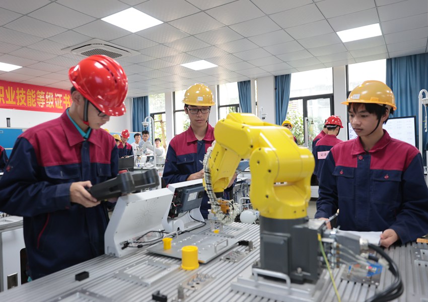 柳州一职校工业机器人实训课堂。黄纯廷摄