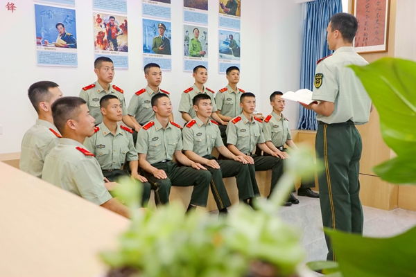 官兵們開展讀書交流分享會。