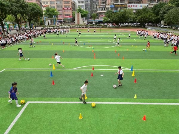 学生们大课间开展足球趣味训练。