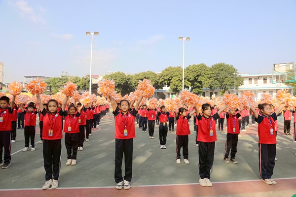 东龙镇中心小学开展课间花球操。