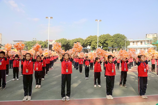 東龍鎮中心小學開展課間花球操。