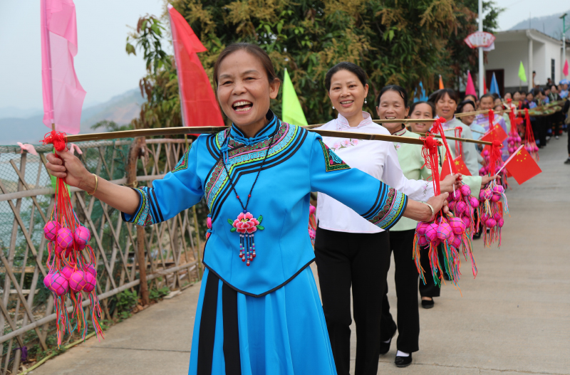 作騰村村民唱起迎客歌。隆林縣融媒體中心供圖