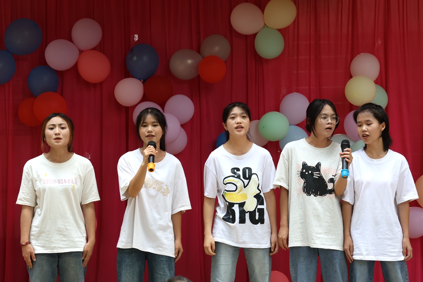 学生演唱《生日快乐歌》。杜雨青摄