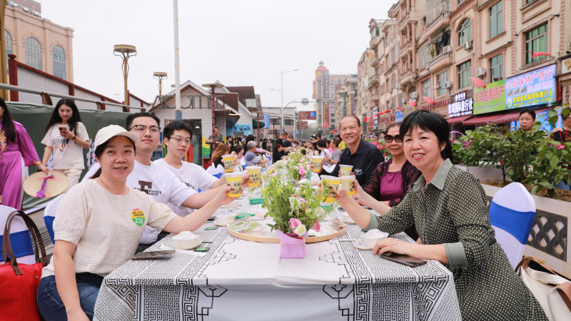 京族長桌宴吸引了眾多游客。東興市融媒體中心供圖