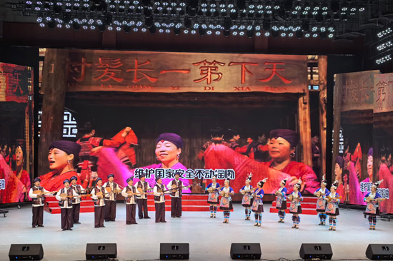 龙胜各族自治县侗族琵琶乐队表演原创山歌弹唱《琵琶声声话国安》。薛晴摄