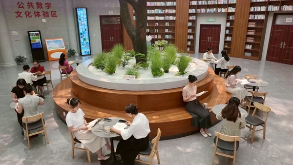 市民读者在该县图书馆休闲阅读区阅读。