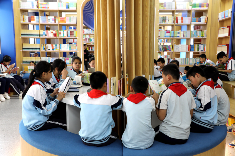 在河池東蘭縣實驗小學“南網知行書屋”，學生們在專注地讀書。羅洋攝