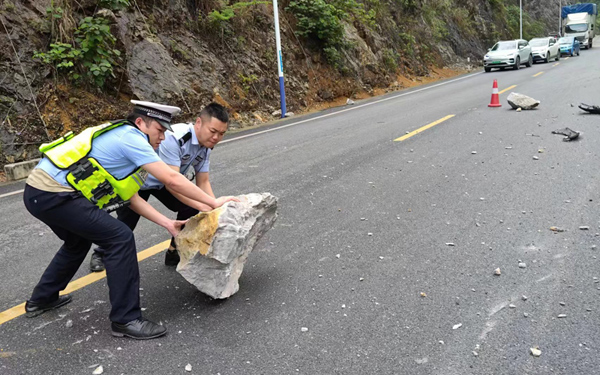 交警在清理落石。环江县公安局交通管理大队供图
