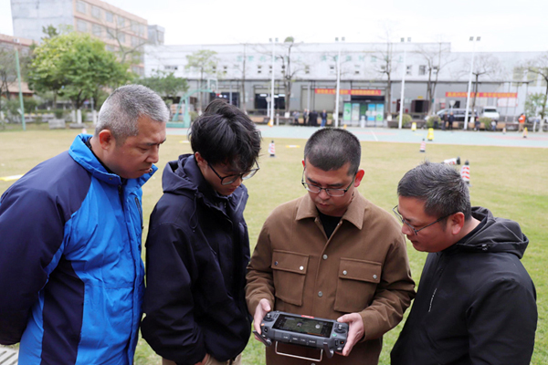 图为学员们认真学习无人机操作。岑嵘山摄