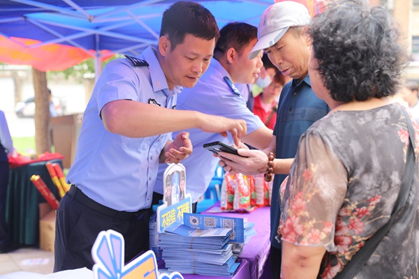 民警輔警指導群眾安裝國家反詐中心APP