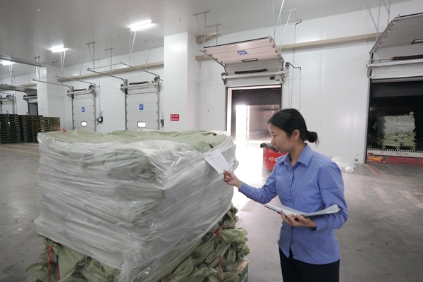 工作人员正在核对产品品名和数量。甘璐摄