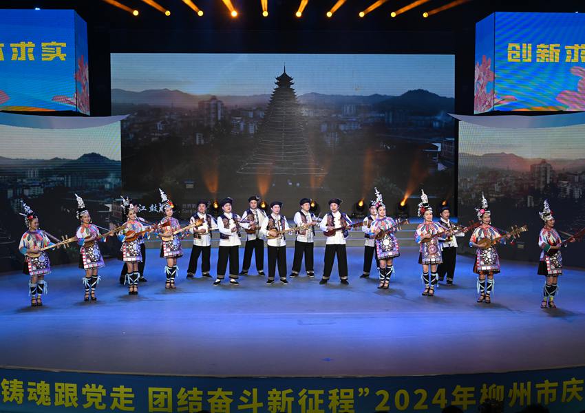 节目表演现场(2) 黄伟摄