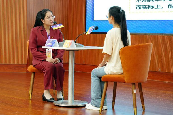 宁秋萍老师参加谈心谈话环节比赛。广西幼师供图