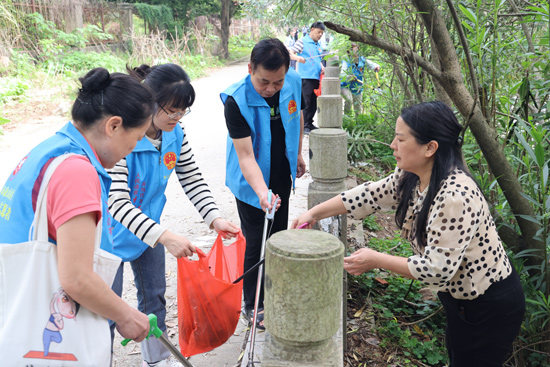“漓江卫士,共守碧水蓝天”党建品牌联创共建活动中,桂林市和象山区人大常委会机关党员志愿者清理漓江岸垃圾。蒙鸿莉摄