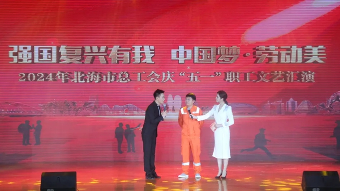 劳模代表崔强（左二）。北海市总工会供图