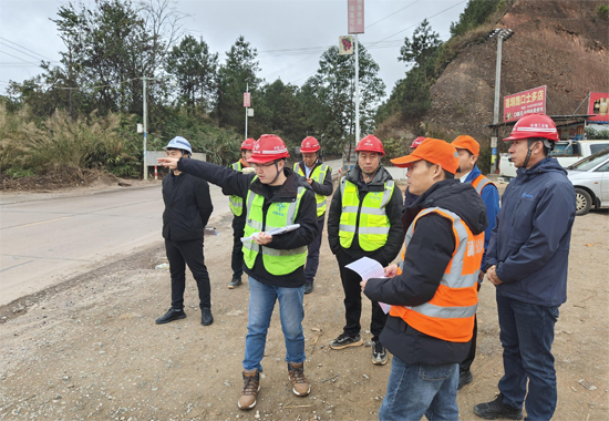 藤县公路养护中心到平岑高速公路有限公司申请增设道口现场进行勘察。桂东公路发展中心供图