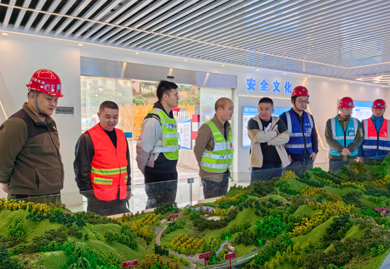 昭平公路养护中心综合广西苍昭高速公路项目沙盘分析跨越公路修建桥梁项目。桂东公路发展中心供图