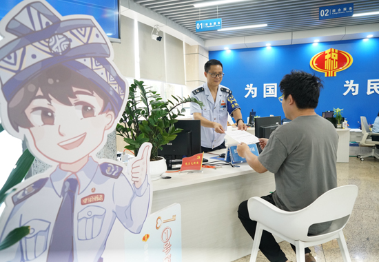 南宁市税务部门党员干部在办税服务厅配备“金钥匙”，“匙”刻准备着，为纳税人缴费人及时解决“急难愁盼”问题。杨婉梅摄