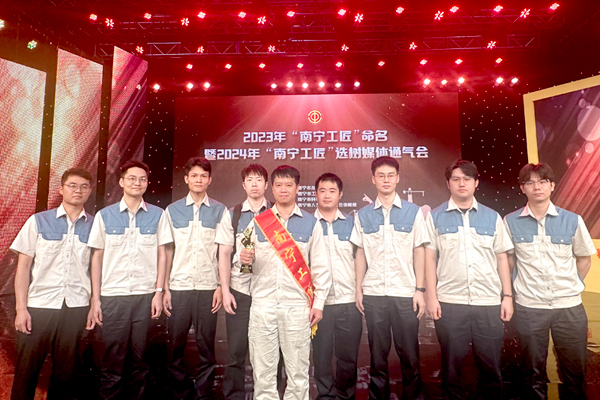 李云豪与职工代表在颁奖现场合影。张静旖摄