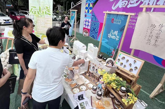 多脉村野生金银花蜜在南宁市新华书店展出销售。广西艺术学院供图