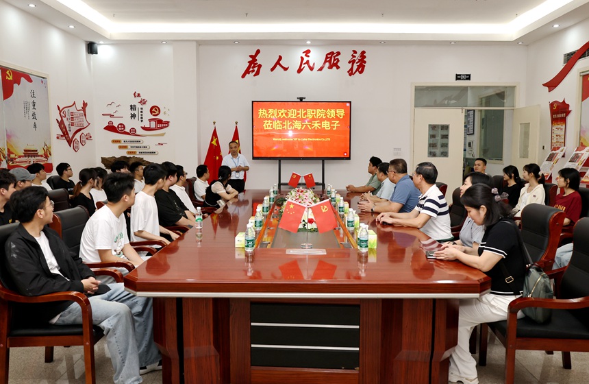 带学生访企拓岗。北海职业学院供图