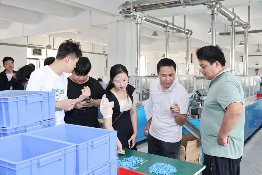 学生参观企业。北海职业学院供图