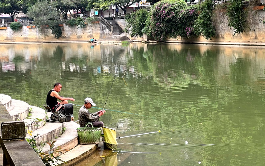 退休市民在鑒河邊釣魚。黎玉聰攝