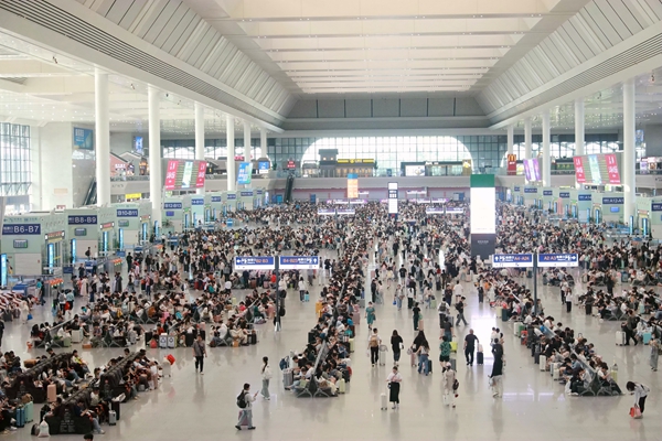 “五一”假期南宁东站候车厅内客流如潮。于莉摄