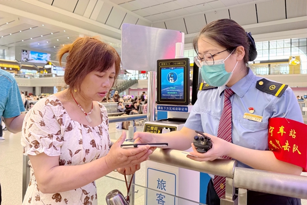 秦蓉蓉核对旅客购票信息。于莉摄