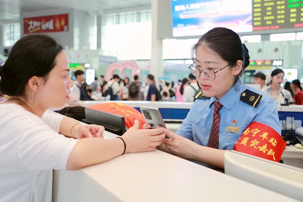 秦蓉蓉耐心解答旅客问询。于莉摄