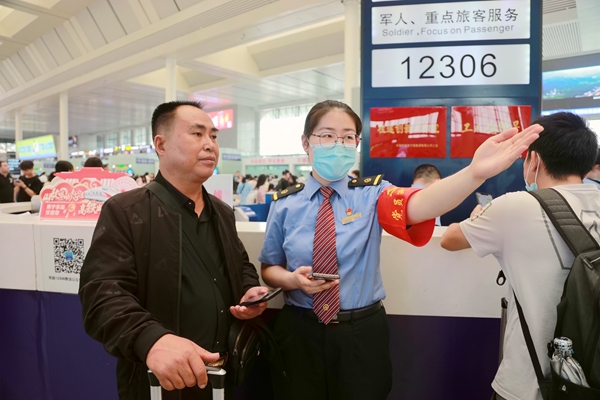 秦蓉蓉为旅客指引方向。于莉摄