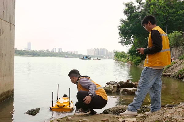 南工务段配备无人船对邕江水域大桥进行检查。韦刚摄
