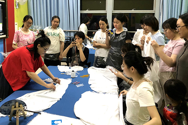 扎染课堂现场。南宁市青少年活动中心供图