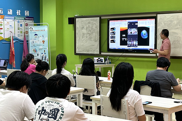 短视频制作课堂。南宁市青少年活动中心供图