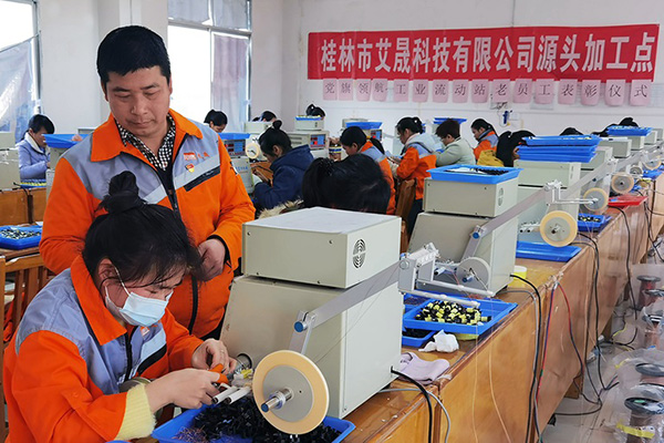 位于源头镇源头村的工业流动站。平乐县委组织部供图