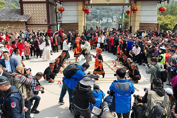 游客在长滩桃花岛体验民俗风情。平乐县委组织部供图